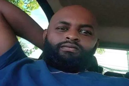Os criminosos filmaram o assassinato e enviaram o vídeo para os contatos que estavam salvos no celular da vítima