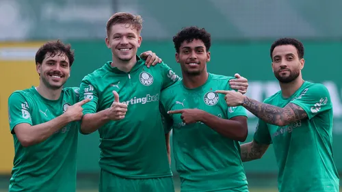 Os jogadores Mauricio, Bruno Fuchs, Luighi e Felipe Anderson (E/D), da SE Palmeiras, durante treinamento, na Academia de Futebol