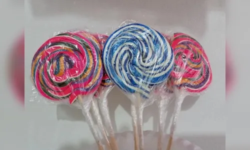 Criança de 8 anos encomenda 70 mil pirulitos pelo celular da mãe