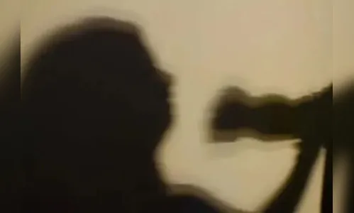 “Desgraçada, vou te matar”: mãe tortura filha e envia vídeos ao pai