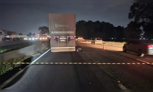 Motociclista cai embaixo de carreta e tem corpo partido ao meio no PR