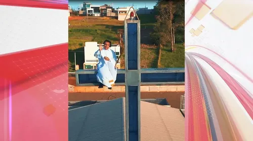 Padre na cruz no alto de igreja