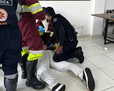 Para garantir a segurança da equipe e a aplicação do medicamento, foi necessário o uso de algemas, que foram retiradas após a medicação.