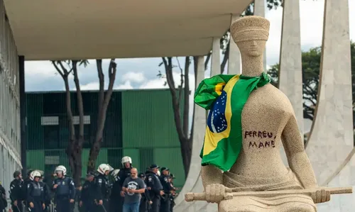 Pintura foi feita em estátua  na frente do STF