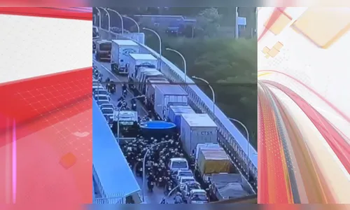 Piscina cai de caminhão e bloqueia trânsito na Ponte da Amizade; veja