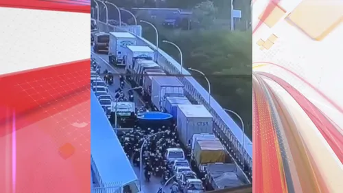 Piscina caiu de caminhão no meio da Ponte da Amizade