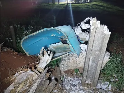 Poste e 'orelhão' caíram na Estrada Sebastião Piassa