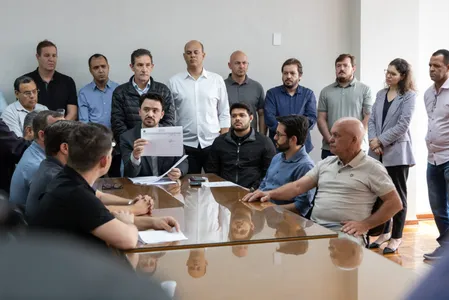 Prefeito Rodolfo Mota durante coletiva