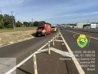 Prisma trafegava sentido Cambé–Londrina e, ao acessar a alça em direção à Avenida Castelo Branco, colidiu na traseira de uma bicicleta que seguia à frente.