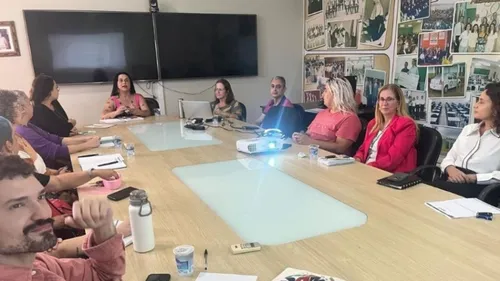 Reunião realizada na Unespar para organizar evento no Cine Teatro Fênix