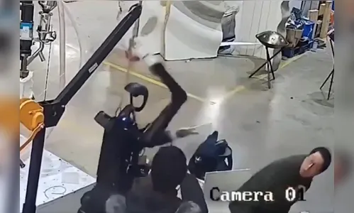 Robô humanoide perde o controle e ataca operadores; veja