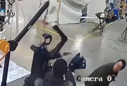 Robô humanoide avançou contra dois operadores