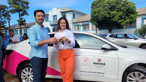 Rodolfo Mota entrega carro para secretária Karine Mota