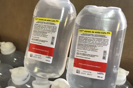 Segundo a médica de plantão, o homem chegou ao local exigindo atendimento imediato, afirmando que queria “tomar soro” após ingerir álcool e drogas