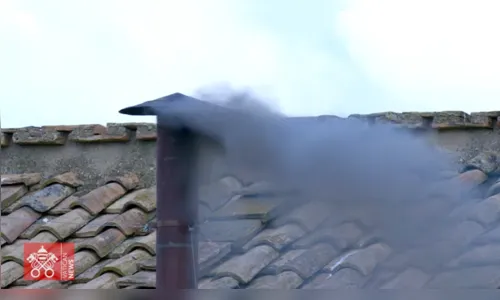 Sem papa: segundo dia do conclave começa com fumaça preta