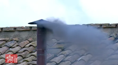 Sem papa: segundo dia do conclave começa com fumaça preta