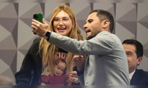 Senador Cleitinho interrompe CPI, elogia Virginia e grava vídeo