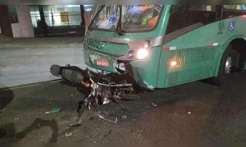 Motociclista sobrevive 'por milagre' após colisão com ônibus no Paraná