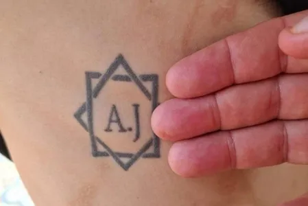 Tatuagem com iniciais dos patrões