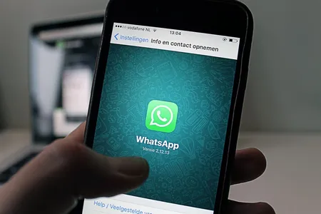 Trabalhador e colegas enviaram figurinhas em grupo com o patrão