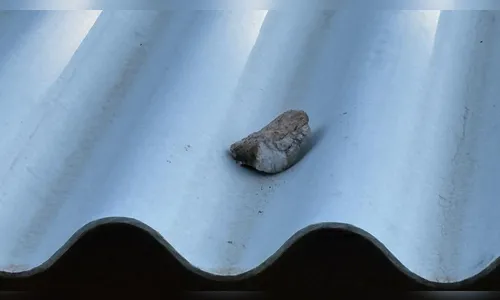 Adolescentes jogam pedras em casa e fogem; PM localiza um deles