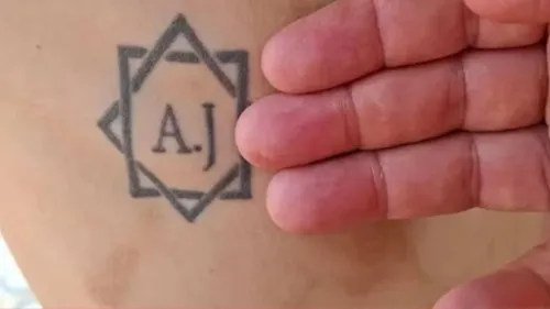 Uma das vítimas foi forçada a tatuar as iniciais de um dos homens