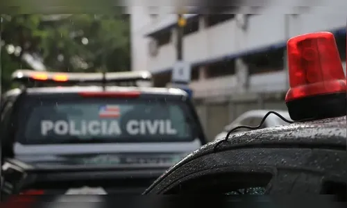 Mãe é presa por permitir três homens estuprarem filha de 5 anos