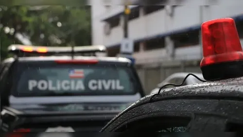 Uma mulher foi presa após deixar a filha de cinco anos de idade ser estuprada por três suspeitos.