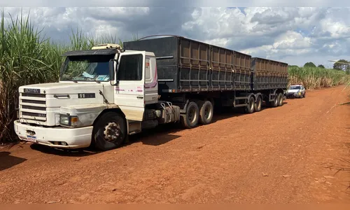 Carreta roubada no oeste do PR é encontrada abandonada no Vale do Ivaí