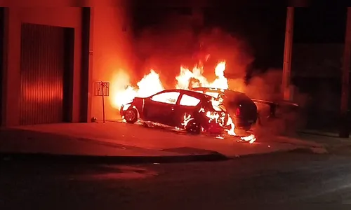 Incêndio destrói três veículos em frente à oficina em Arapongas; veja