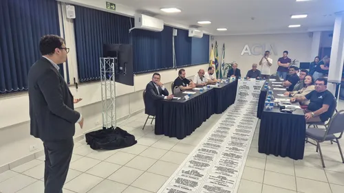Vereador durante encontro na Acia na segunda-feira à noite