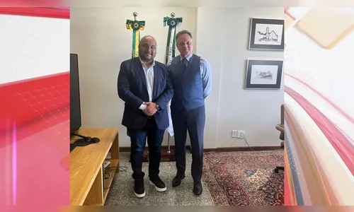 Vereador entrega projeto de título de Cidadão Honorário a desembargador