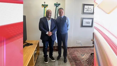 Vereador durante visita ao TRE-PR