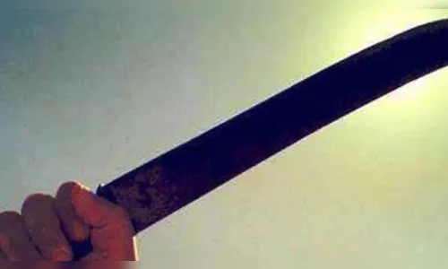 Homem é atacado com facão após negar bebida a estranho em Apucarana