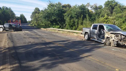 as vítimas são o passageiro da Amarok, de 43 anos, e os dois ocupantes da L200, de 38 e 20 anos.