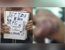 Menino é sequestrado e torturado após fazer sigla de facção em caderno