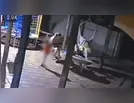 Criança de 2 anos pega arma do pai e mata a mãe com tiro acidental