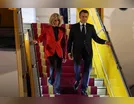 Emmanuel Macron leva tapa no rosto da esposa em avião
