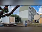Caminhão enrosca em fios de eletricidade e derruba poste em Jandaia