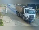Cadeirante de 68 anos é arrastado por caminhão no meio da rua; veja