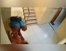 Homem fica de tocaia em prédio e espanca ex-mulher brutalmente