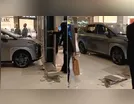 Criança bate carro elétrico de R$ 180 mil exposto no shopping; vídeo