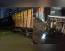 Batida entre trem e 3 veículos deixa motociclista ferido em SC