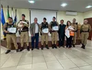 Bazana entrega Menção Honrosa a PMs que salvaram bebê em Arapongas