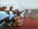 MC Poze aparece armado ao lado de traficante do Comando Vermelho