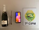 Homem é preso com celular, relógio e garrafa de champanhe furtados em Arapongas