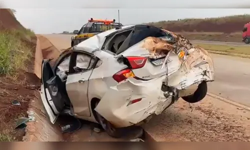Carro capota na BR-163 e ocupantes pegam carona para não perder o voo