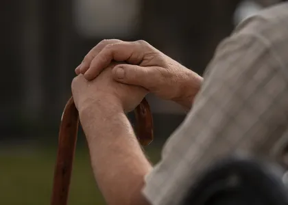 A denúncia foi apresentada pelo Ministério Público de Santa Catarina (MPSC), que apurou que o réu, avô materno da vítima, conviveu com ela em casa.