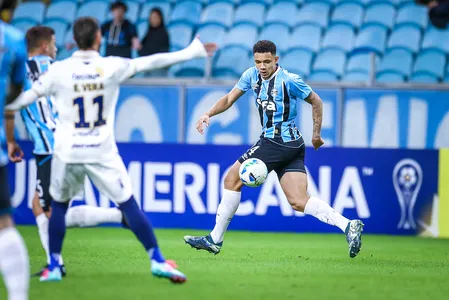 A equipe do técnico Mano Menezes vem jogando mal, sendo alvo de críticas da torcida