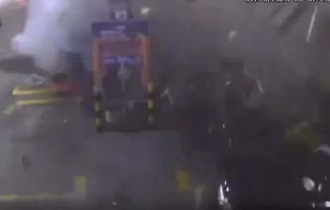 A explosão, que foi registrada por câmeras de segurança, aconteceu por volta de 1h da manhã, em um posto localizado na praça da Cruz Vermelha
